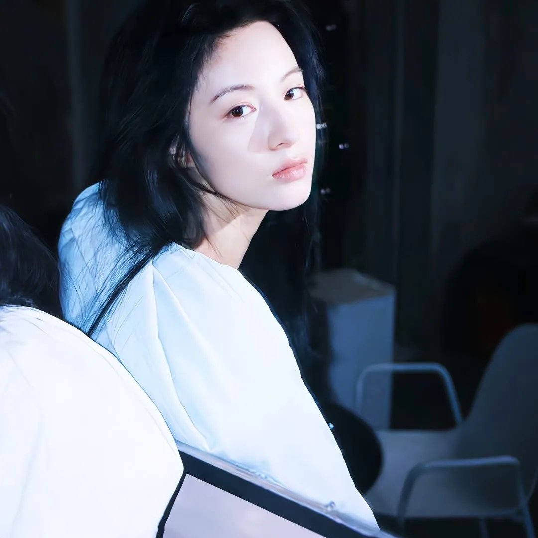 照片中的女孩